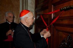 Кардинал-камерленго Эдуардо Мартинес Сомало опечатывает двери папских апартаментов в Ватикане.