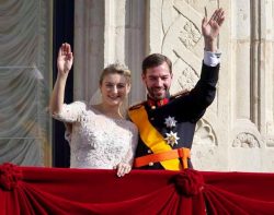 Гийом и Стефания приветствуют народ на балконе Дворца Великого Герцога после обряда венчания
