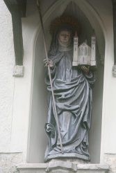 Статуя св. Эрентруды, портал ноннбергского аббатства
