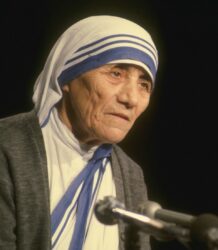 Mother Teresa receives the Père Marquette Discovery Medal (1981)
