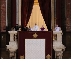 Папа римский Франциск выступает после своего избрания 13 марта 2013 г.