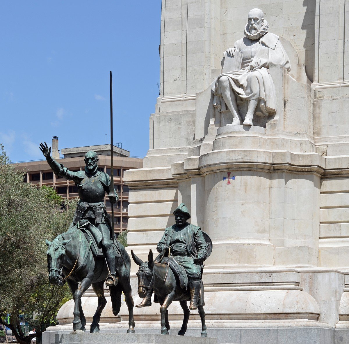Памятник Дон Кихоту и Санчо Пансе в Мадриде