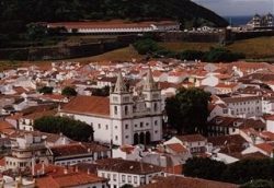Историческая часть Ангра-ду-Эроижму, в центре - собор Se de Sao Salvador Историческая часть Ангра-ду-Эроижму, в центре - собор Se de Sao Salvador