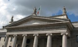 Скульптура Гибернии на фронтоне главпочтамта Дублина (в центре)
