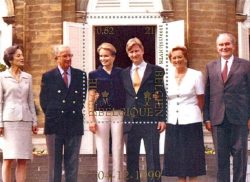 Бельгийская марка 1999 года (на свадьбу принца Принц Филиппа). Слева направо изображены: Графиня Анны Коморовски д`Акоз, Король Альберт II, Принцесса Матильда, Принц Филипп, Королева Паола и Граф Патрик д`Юдекем д`Акоз.