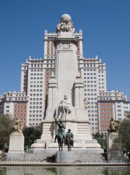 Монумент Мигелю де Сервантесу  площади Испании в Мадриде (1925-1929) 