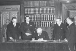 Временный глава государства Энрико Де Никола подписывает Конституцию, 27 декабря 1947 года.