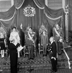 Наследный Великий Герцог Жан даёт клятву на верность своему народу в присутствии семьи, 12 ноября 1964 года