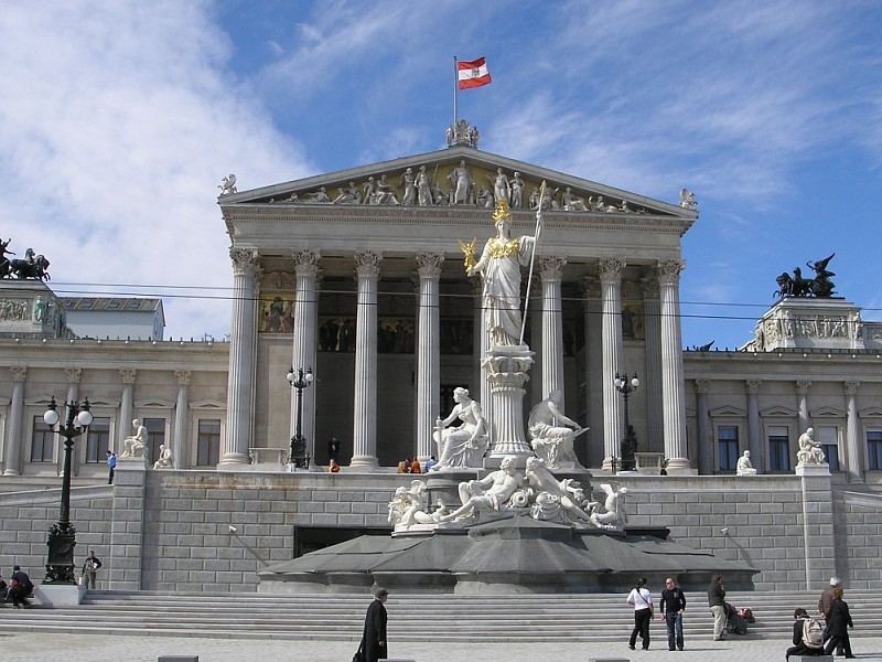 Фасад австрийского Парламента, перед зданием статуя Афины-Паллады