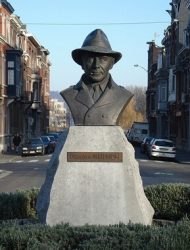 Статуя Ж.Сименону в районе Outremeuse г.Льеж, Бельгия (где он вырос). Трубку писателя уже сломали :(
