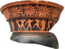 Изображение на древнегреческой вазе 3 видов пятиборья: метание диска и копья, борьба (толчки ладонями). Справа частично сохранилось изображение прыжка.