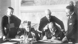 Момент подписания Латеранских соглашений кардиналом Пьетро Гаспарри и премьер-министром Италии Бенито Муссолини, (Латеранский дворец, 11 февраля 1929 года).