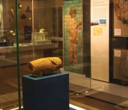 «Цилиндр Кира» — декларация прав VI века до н. э. (Британский музей)
