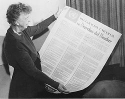 Элеонора Рузвельт с испанской версией Всеобщей декларации прав человека (1949)