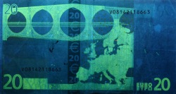 20 евро, обратная сторона в ультрафиолетом свете