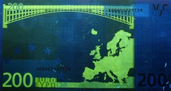 200 евро, обратная сторона в ультрафиолетом свете