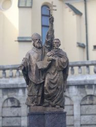 Памятник Кириллу и Мефодию перед фасадом собора Пресвятой Троицы г.Жилины (Словакия)
