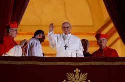 Папа римский Франциск выступает после своего избрания 13 марта 2013 г.