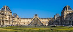 Лувр. Двор Наполеона. Фото: commons.wikimedia.org Louvre. Cour Napoléon