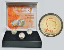 Цветная памятная монета 2 евро «200 лет Королевству Нидерландов» 2013 года вышла в составе набора. Состав бокса: 1-я монета — цветная Proof, 2-я — простая Proof, 3-я — простая BU. Цветная памятная монета 2 евро «200 лет Королевству Нидерландов» 2013 года вышла в составе набора. Состав бокса: 1-я монета — цветная Proof, 2-я — простая Proof, 3-я — простая BU.