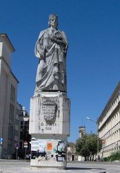 Памятник Динишу I, установленный возле университета Коимбры