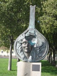 Памятник А.Родригеш в Лиссабоне