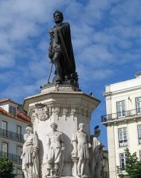 Памятник Камоэнсу на одноимённой площади в Лиссабоне