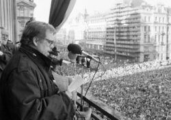 Вацлав Гавел во время митинга на Вацлавской площади в Праге 10 декабря 1989 года в честь Дня прав человека.