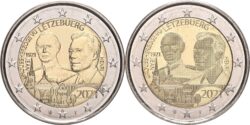 Версии монеты рельефной чеканки (слева) и в технике фотоизображения (справа)